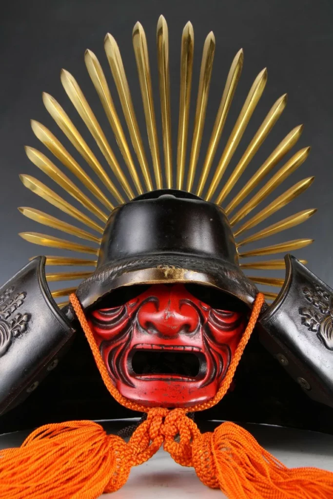 Masque de samouraï avec casque Kabuto. Ce masque impressionnant, accompagné d'un casque Kabuto orné, symbolise la puissance et l'honneur des guerriers samouraïs.